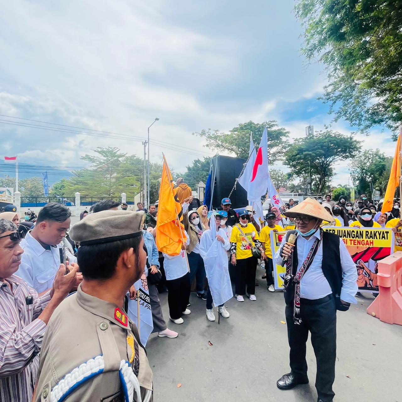 Satpol PP Sulteng Amankan Aksi Demo, Massa Soroti Nasib Honorer dan Isu Ketimpangan