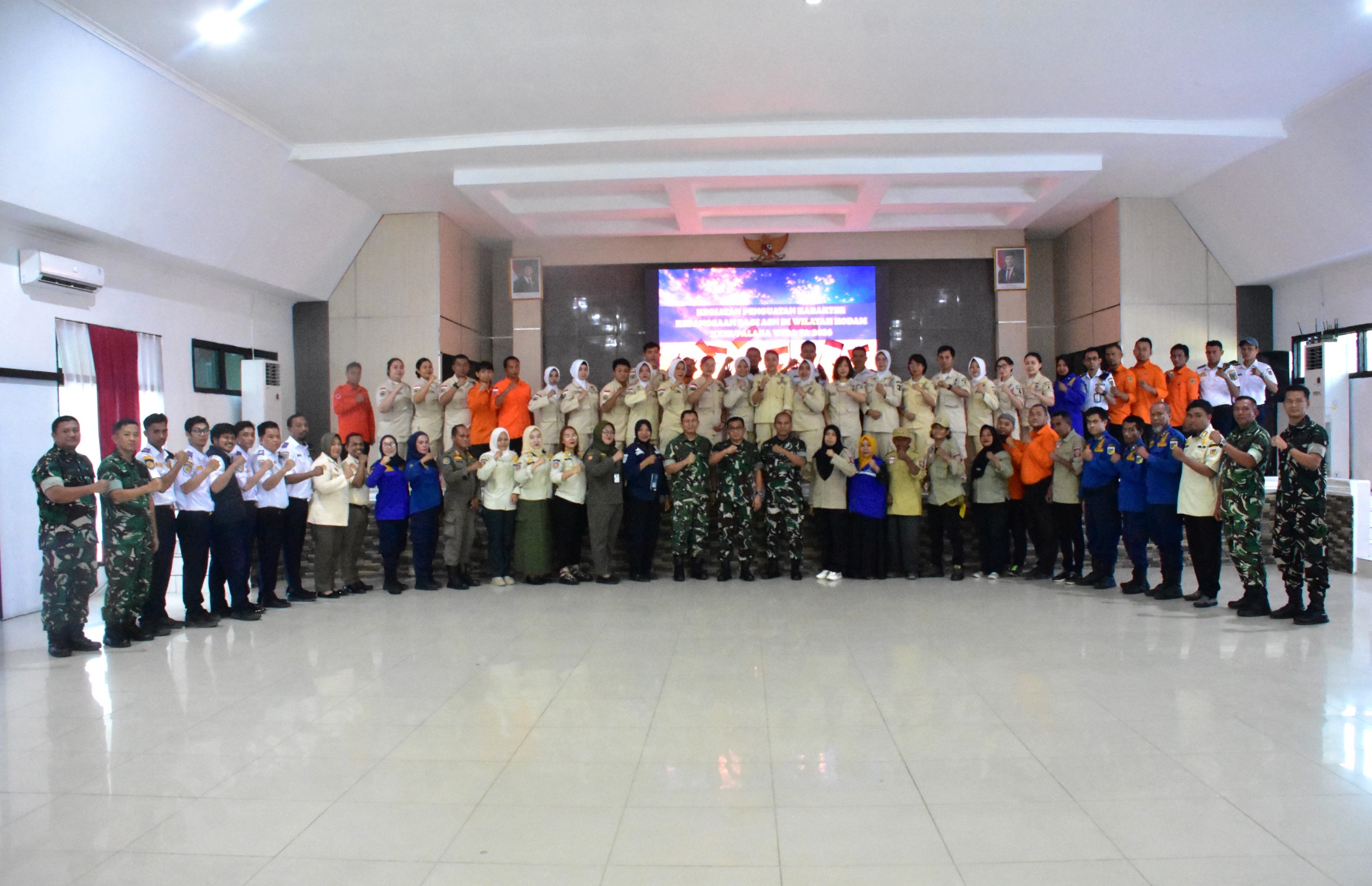 Belasan Personel Satpol PP Sulteng Ikuti Penguatan Karakter Kebangsaan ASN di Kodam XXIII/Palaka Wira
