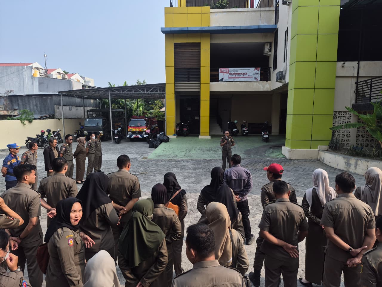 “Apel Pagi Satpol PP Sulteng: Tanamkan Semangat Anti Korupsi, Wujudkan ASN BerAKHLAK”