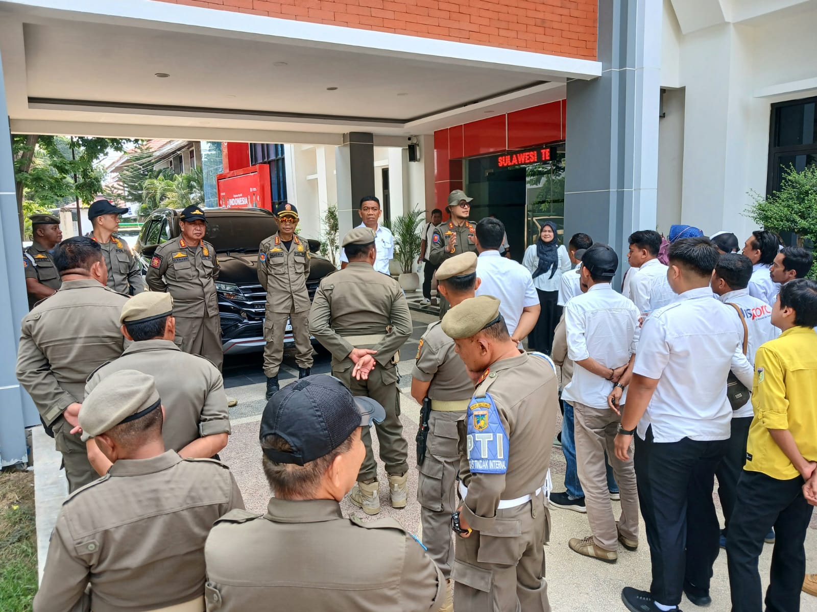 SATPOL PP SULAWESI TENGAH DAMPINGI BPKAD TINJAU ASET PEMERINTAH DAERAH DI KAWASAN LAPANGAN GOLF JALAN RE. MARTADINATA